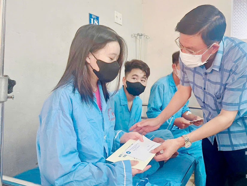 Trao quà hỗ trợ các em học sinh đang điều trị tại Bệnh viện Trung ương Thái Nguyên.