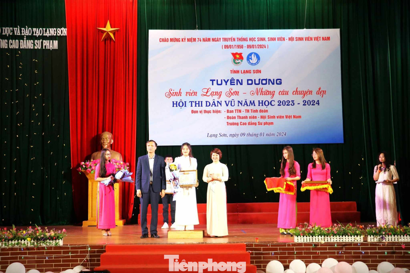 Tôn vinh 10 sinh viên tiêu biểu ở Lạng Sơn. Ảnh: Duy Chiến Tôn vinh 10 sinh viên tiêu biểu ở Lạng Sơn. Ảnh: Duy Chiến