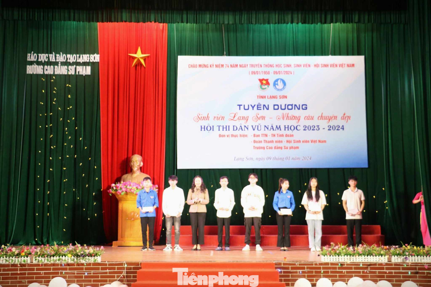 Các cá nhân đoạt giải cuộc thi Olympic Tiếng Anh nhận phần thưởng của Ban tổ chức. Ảnh: Duy Chiến Các cá nhân đoạt giải cuộc thi Olympic Tiếng Anh nhận phần thưởng của Ban tổ chức. Ảnh: Duy Chiến