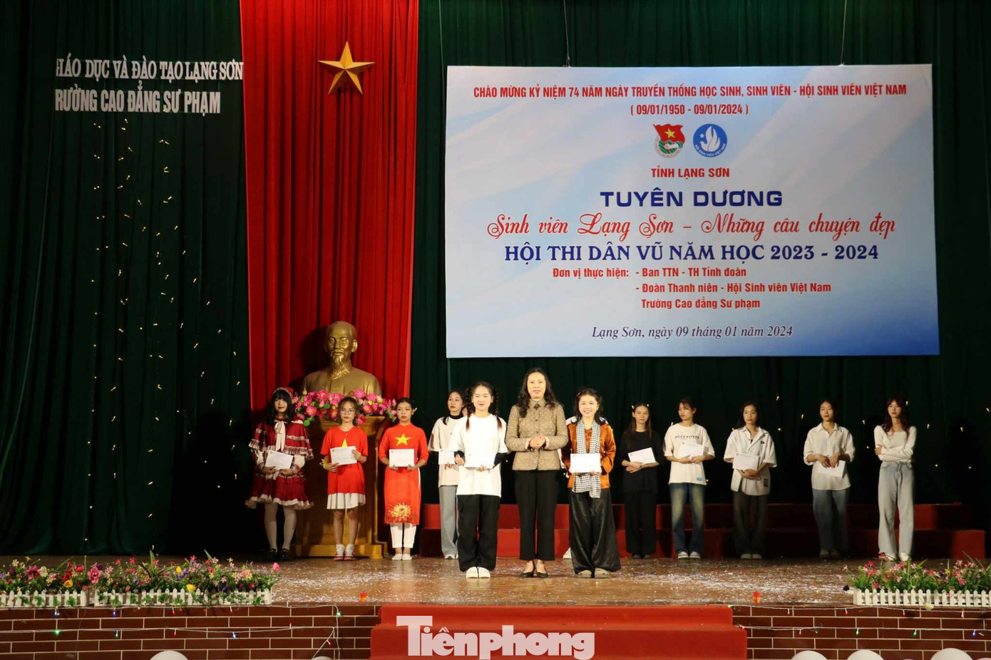 Trao giải những thí sinh đạt giải cao tại "Hội thi dân vũ" Trao giải những thí sinh đạt giải cao tại "Hội thi dân vũ"