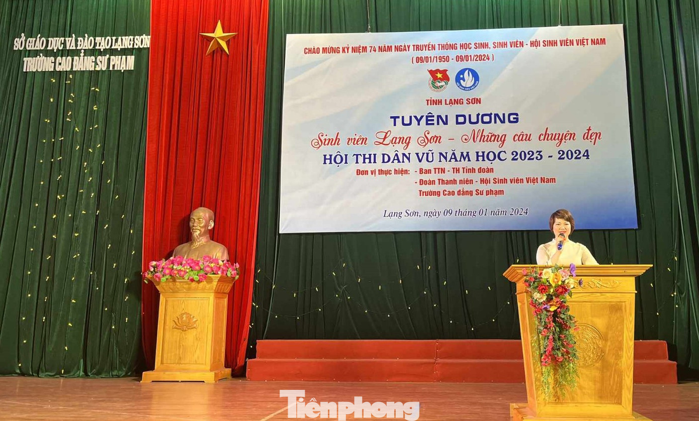 Chị Lê Thùy Dung - Phó Bí thư Tỉnh Đoàn Lạng Sơn nhấn mạnh, 10 tấm gương tiêu biểu xứng đáng trở thành hành trang thân thiết của sinh viên địa phương. Ảnh: Duy Chiến Chị Lê Thùy Dung - Phó Bí thư Tỉnh Đoàn Lạng Sơn nhấn mạnh, 10 tấm gương tiêu biểu xứng đáng trở thành hành trang thân thiết của sinh viên địa phương. Ảnh: Duy Chiến