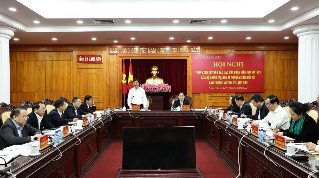 Ông Nguyễn Duy Ngọc (đứng), Ủy viên Bộ Chính trị, Bí thư Trung ương Đảng, Chủ nhiệm Ủy ban Kiểm tra Trung ương quán triệt nội dung buổi làm việc. Ông Nguyễn Duy Ngọc (đứng), Ủy viên Bộ Chính trị, Bí thư Trung ương Đảng, Chủ nhiệm Ủy ban Kiểm tra Trung ương quán triệt nội dung buổi làm việc.