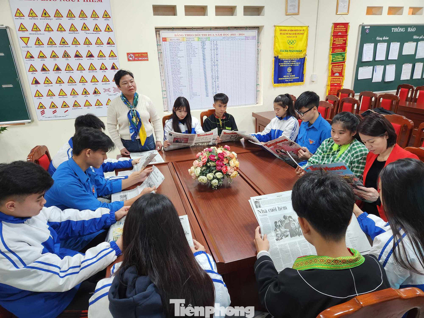 Học tập pháp luật qua các buổi sinh hoạt, tuyên truyền An toàn giao thông, an ninh mạng qua các phương tiện truyền thông. Ảnh: Duy Chiến Học tập pháp luật qua các buổi sinh hoạt, tuyên truyền An toàn giao thông, an ninh mạng qua các phương tiện truyền thông. Ảnh: Duy Chiến