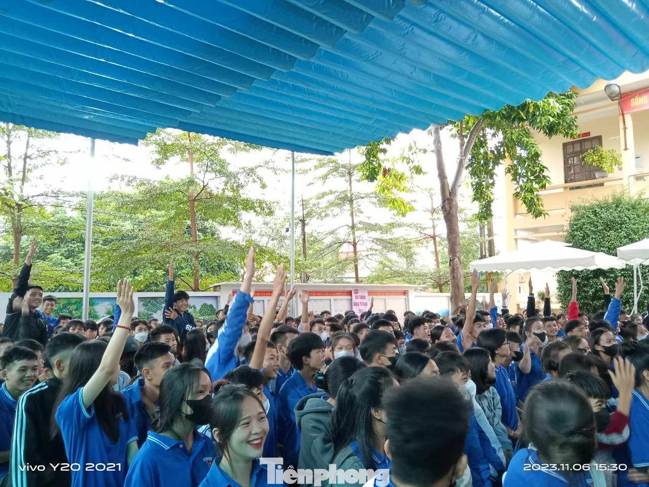 Học sinh hào hứng tham gia trả lời những câu hỏi liên quan đến pháp luật. Học sinh hào hứng tham gia trả lời những câu hỏi liên quan đến pháp luật.