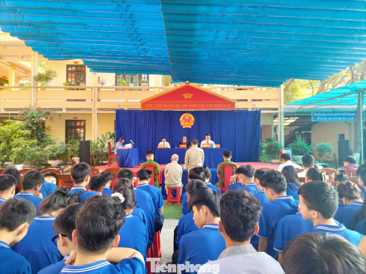 Phiên tòa xét xử lưu động hai vụ án mua bán trái phép các chất ma túy và vận chuyển vật liệu nổ thu hút đông đảo giới trẻ Cao Lộc tham gia. Phiên tòa xét xử lưu động hai vụ án mua bán trái phép các chất ma túy và vận chuyển vật liệu nổ thu hút đông đảo giới trẻ Cao Lộc tham gia.