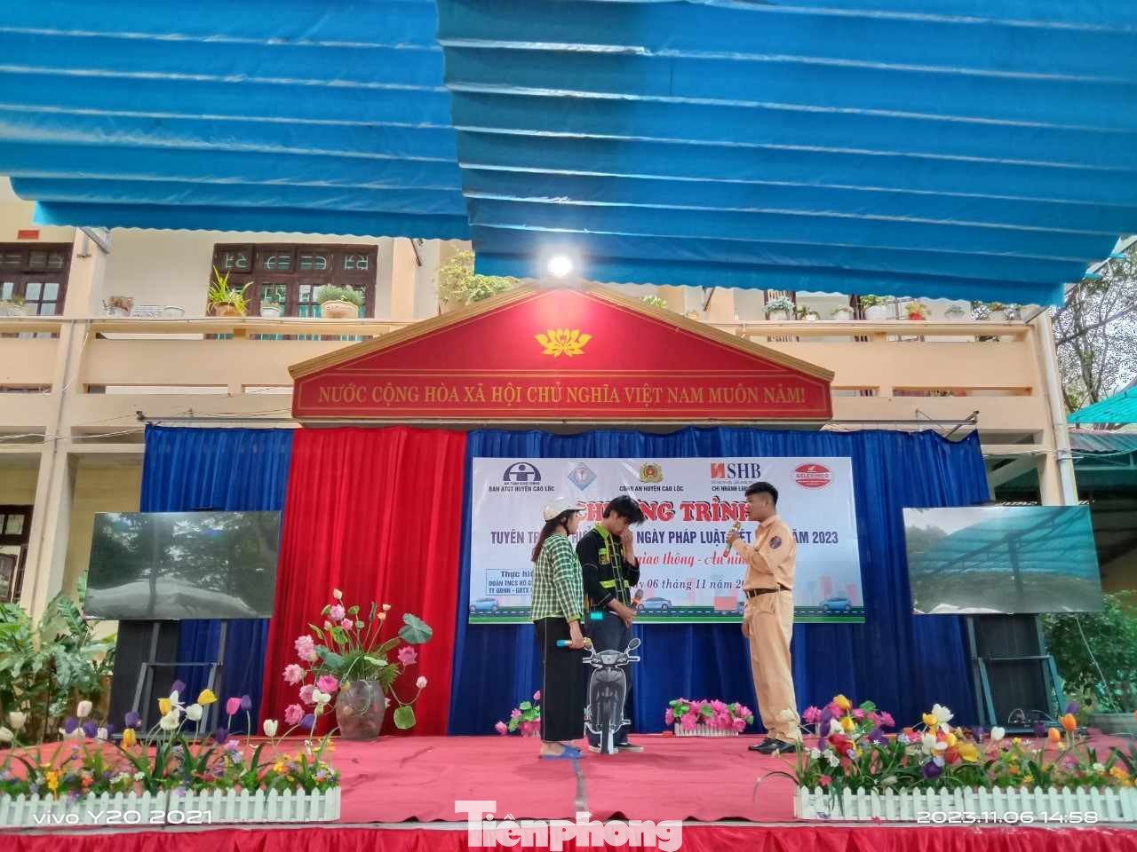 Tiểu phẩm phòng chống tai nạn giao thông sân khấu hóa, nội dung dễ hiểu, sát với thực tế. Ảnh: Duy Chiến Tiểu phẩm phòng chống tai nạn giao thông sân khấu hóa, nội dung dễ hiểu, sát với thực tế. Ảnh: Duy Chiến