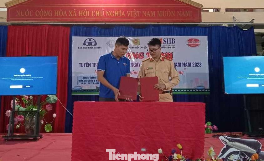 Ký kết hợp tác giữa lực lượng Cảnh sát giao thông với trường học trên địa bàn huyện Cao Lộc. Ảnh: Duy Chiến Ký kết hợp tác giữa lực lượng Cảnh sát giao thông với trường học trên địa bàn huyện Cao Lộc. Ảnh: Duy Chiến