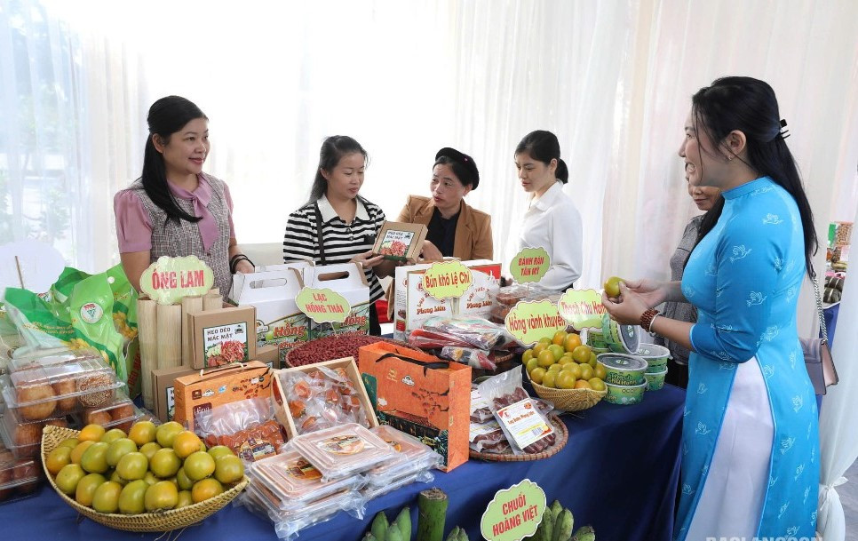 Phụ nữ xứ Lạng học hỏi kinh nghiệm tại "Ngày phụ nữ khởi nghiệp cấp tỉnh Lạng Sơn năm 2024". Phụ nữ xứ Lạng học hỏi kinh nghiệm tại "Ngày phụ nữ khởi nghiệp cấp tỉnh Lạng Sơn năm 2024".
