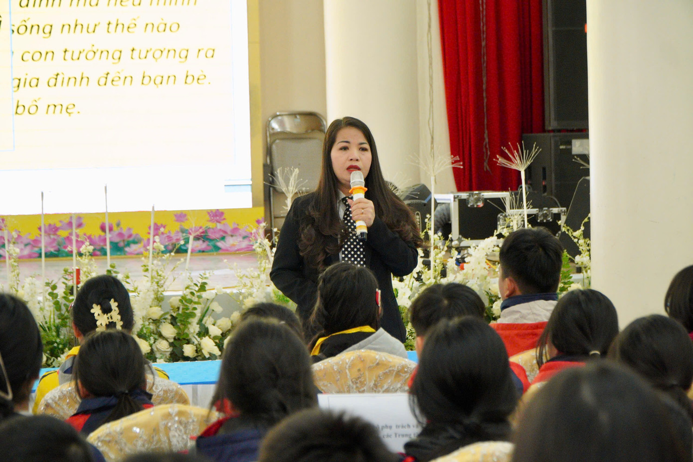 Các giảng viên truyền đạt những vấn đề chăm sóc và bảo vệ trẻ em.