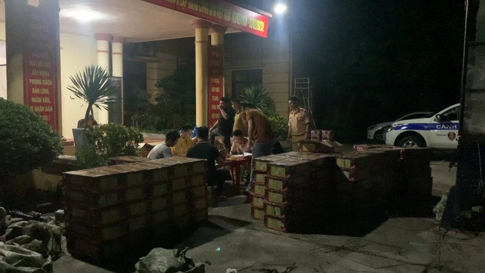 Lực lượng chức năng kiểm đếm tang vật. Ảnh: B.M