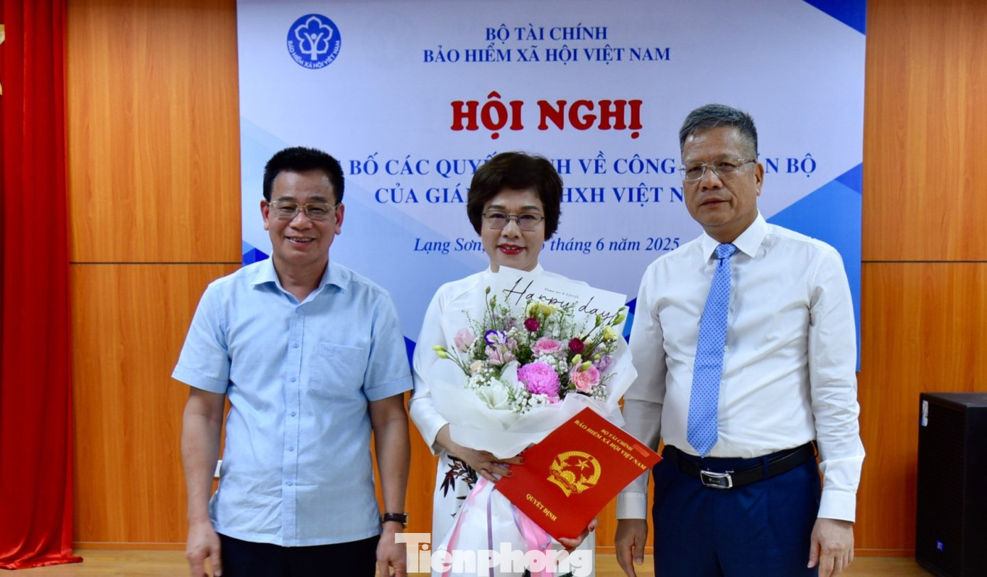Bà Nông Thị Phương Thảo nhận quyết định từ lãnh đạo BHXH Việt Nam.