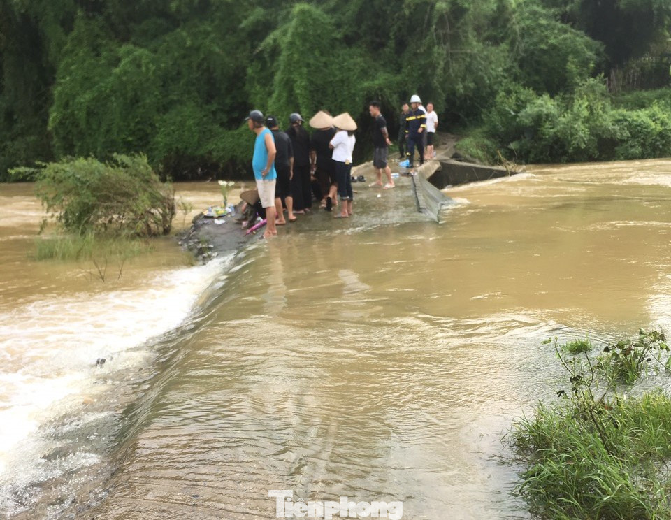Cầu ngầm Việt Thắng- Hang Đỏ, nơi các cháu gái trượt chân ngã xuống nước, (ảnh: Duy Chiến)