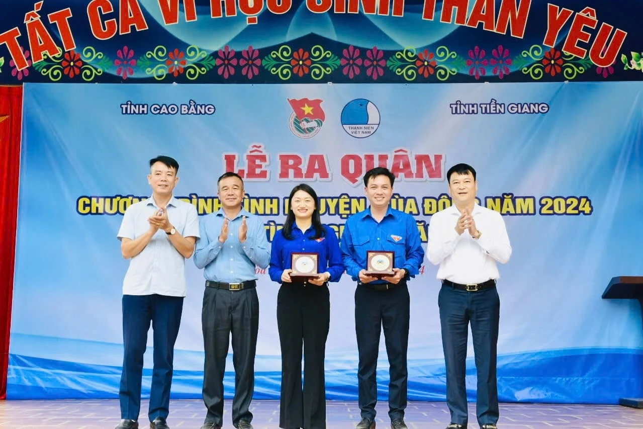 Lãnh đạo huyện Hòa An, tỉnh Cao Bằng trao lưu niệm cho Tỉnh Đoàn Tiền Giang và Cao Bằng.
