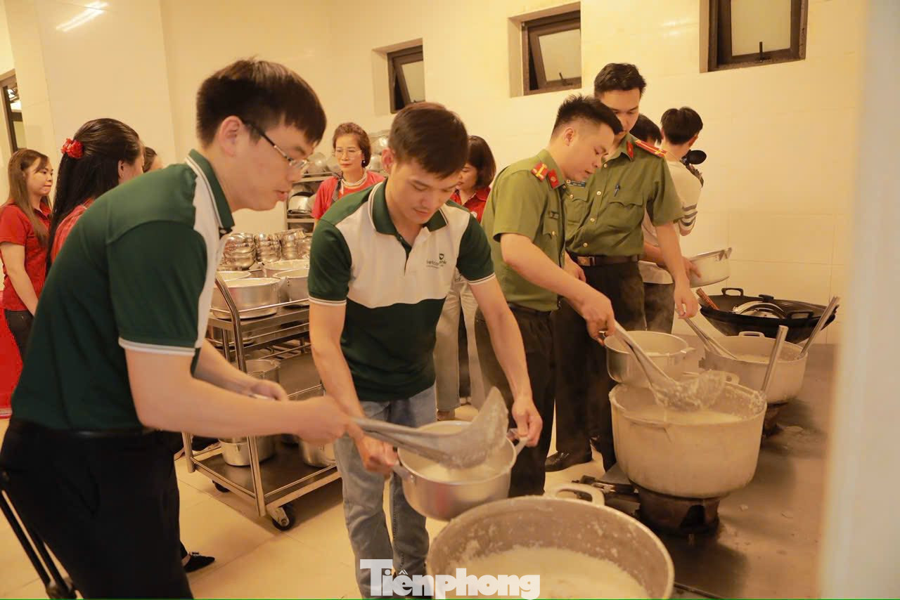 Các chiến sỹ Công an Lạng Sơn tích cực nấu cháo. Các chiến sỹ Công an Lạng Sơn tích cực nấu cháo.