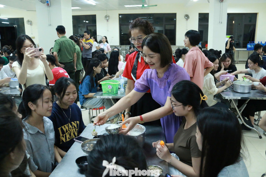 Các em đón nhận tình cảm ấm áp của thầy cô, nhà hảo tâm. Các em đón nhận tình cảm ấm áp của thầy cô, nhà hảo tâm.