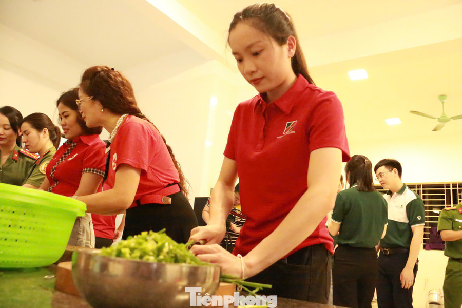 Từ 17h chiều 25/6, các tình nguyện viên đã chuẩn bị các nguyên vật liệu để nấu những suất ăn miễn phí cho học sinh. Từ 17h chiều 25/6, các tình nguyện viên đã chuẩn bị các nguyên vật liệu để nấu những suất ăn miễn phí cho học sinh.