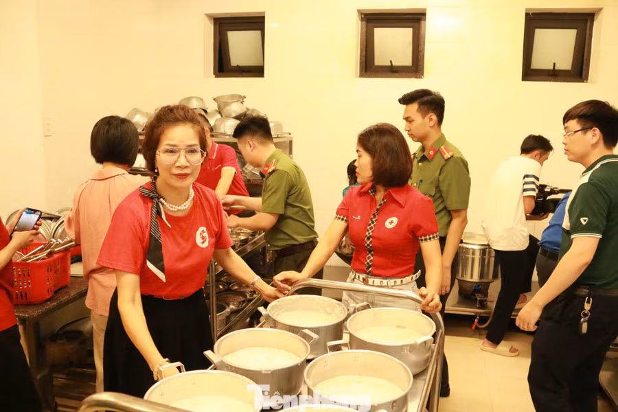 Những suất ăn miễn phí ngon lành sẵn sàng phục vụ các em.