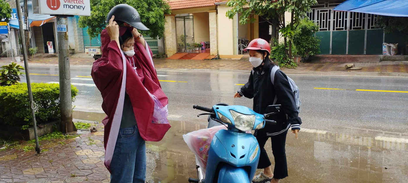 Các em học sinh được các thầy cô giáo đưa đến điểm thi an toàn, làm thủ tục thi kịp thời.