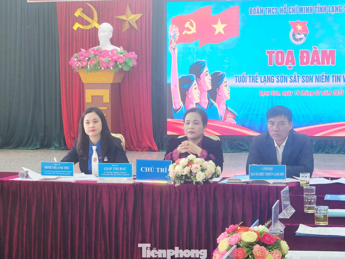 Chủ tọa buổi tọa đàm.