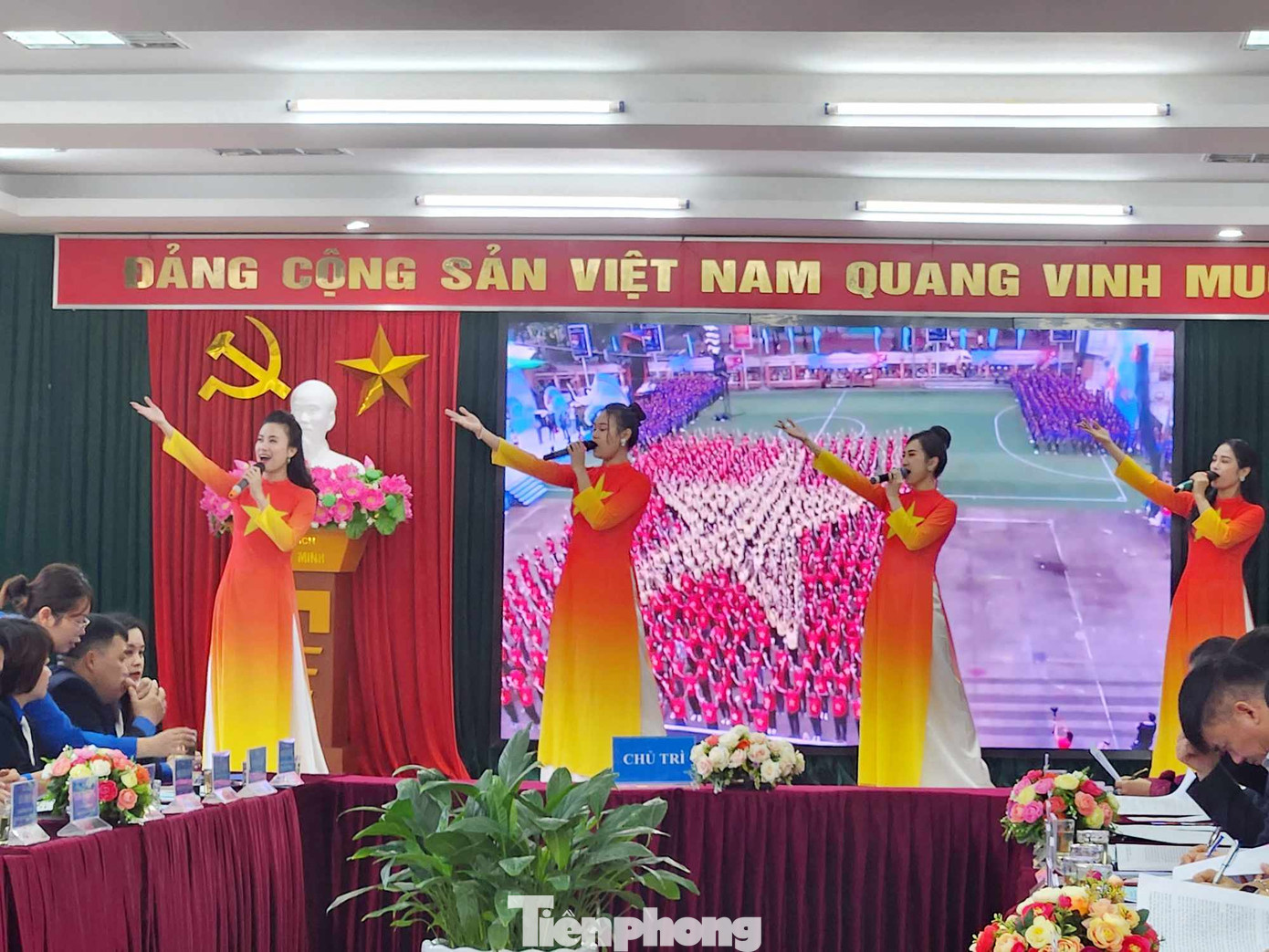 Hướng theo Đảng, cống hiến vì Tổ quốc. Ảnh: Duy Chiến