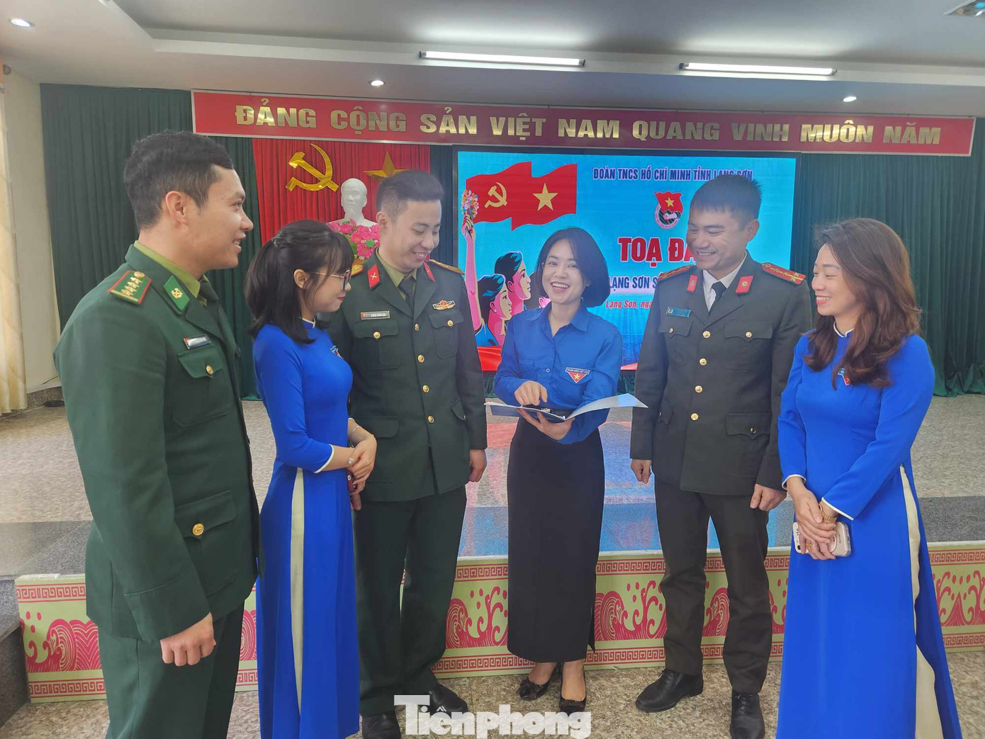 Cán bộ Đoàn tỉnh Lạng Sơn trao đổi phát triển đảng viên, gắn với chủ đề "Tuổi trẻ sắt son niềm tin với Đảng". Ảnh: Duy Chiến