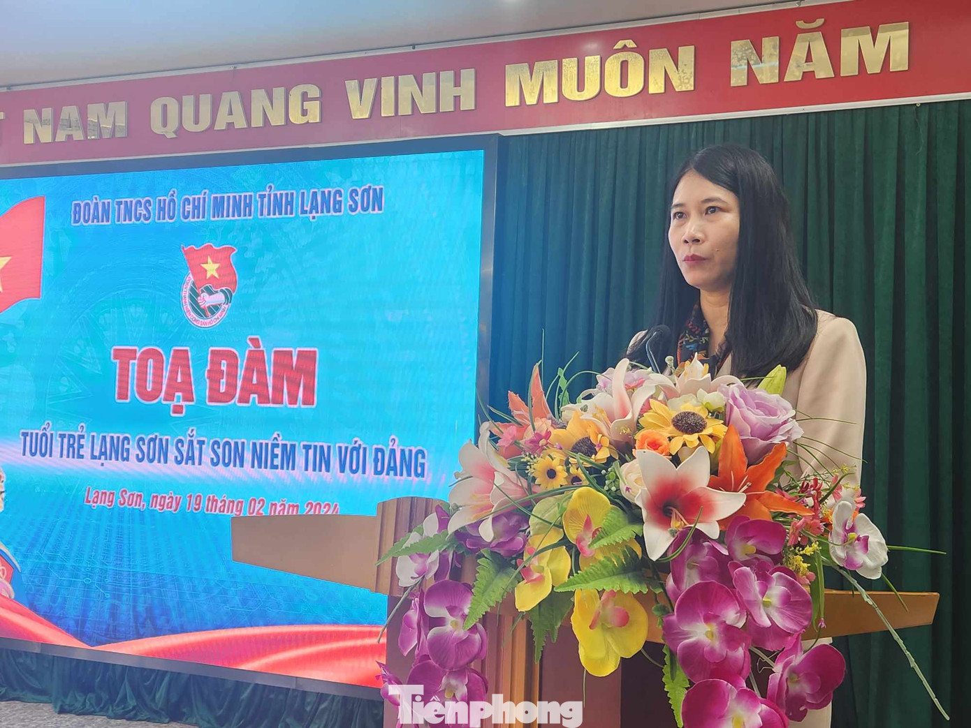 Bà Phạm Thu Hằng - Phó Bí thư Đảng ủy Khối CCQ tỉnh Lạng Sơn tham luận với chủ đề "Công tác lãnh đạo, chỉ đạo phát huy vai trò của tổ chức Đoàn trong phát triển từ đội ngũ công chức trẻ". Ảnh: Duy Chiến