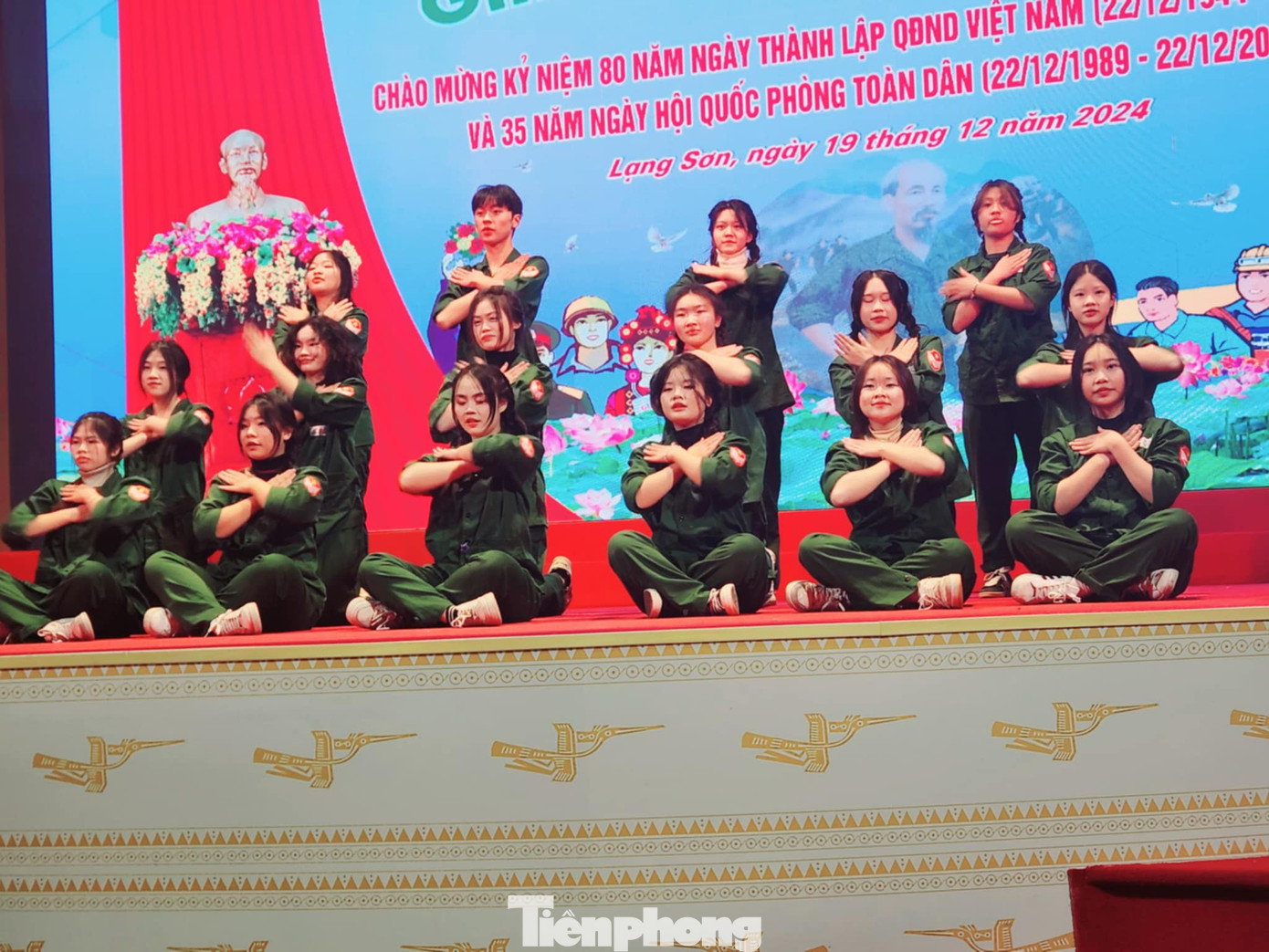 Các em học sinh THPT trên địa bàn tham gia các tiết mục nhảy, dân vũ sôi động.