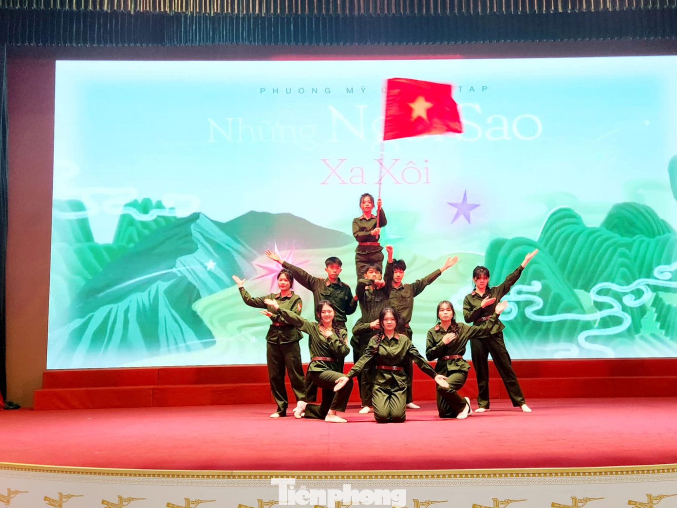 Những tiết mục đặc sắc tham gia giao lưu văn nghệ của Đoàn khối Các cơ quan tỉnh và huyện Cao Lộc khắc họa tình quân dân xây dựng và bảo vệ Tổ quốc. Ảnh: Duy Chiến