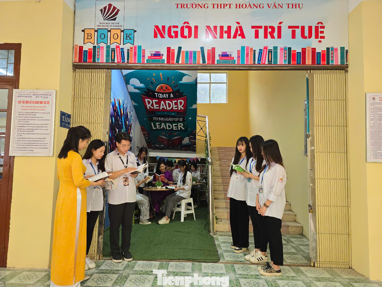 Nhà trường bố trí 4 vi tính được kết nối Internet, có màn hình tivi cỡ lớn. Ngoài ra, còn có các tủ sách di động, tạo không gian mở tại Khu nhà C, thư viện xanh. Các vị trí này đều được trang trí hài hoà, hợp lí, thân thiện, thu hút các thầy cô giáo và học sinh đến với “Ngôi nhà trí tuệ”. Tổ chức Đoàn thanh niên tổ chức cho giới trẻ tham gia cuộc thi xếp sách nghệ thuật nhân “Ngày Sách Việt Nam 21/4”. Trong năm học, nhà trường đều xây dựng thư mục sách và tổ chức giới thiệu những cuốn những sách hay, mang sắc thái vùng miền…Ảnh: Duy Chiến