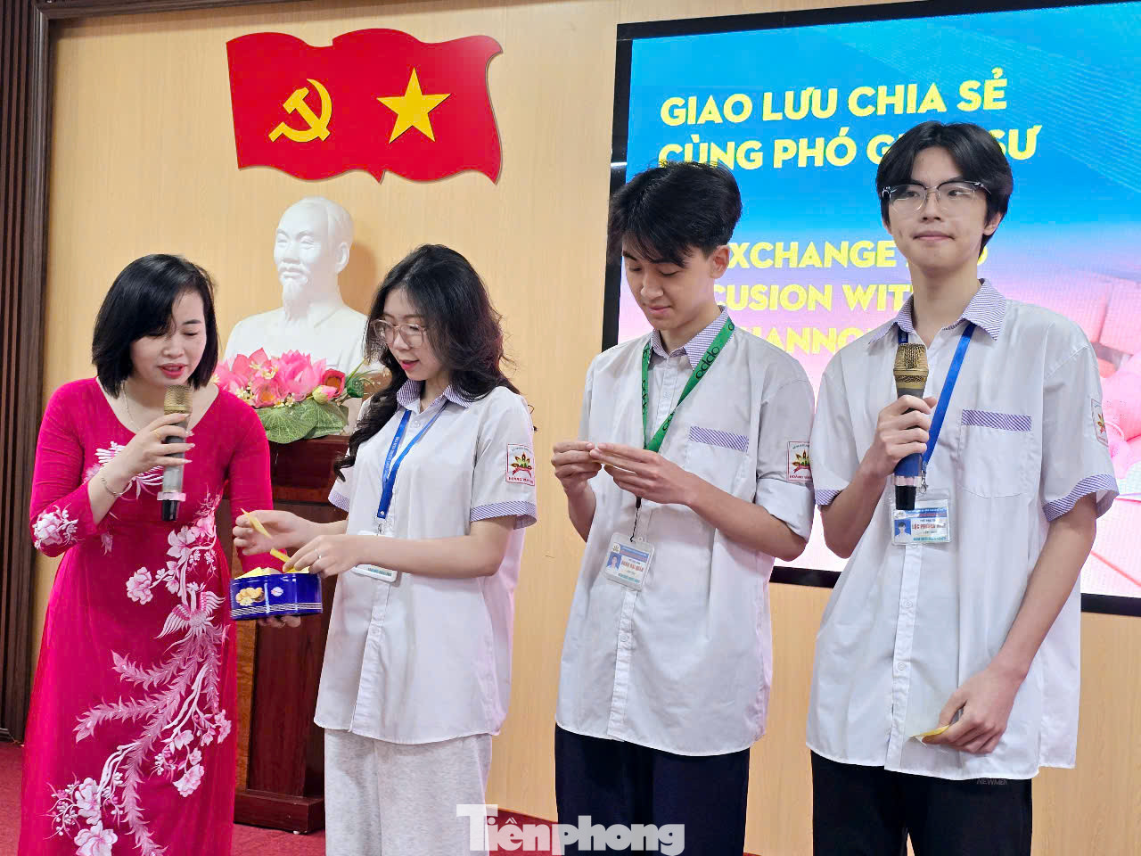 Các em học sinh Trường THPT Hoàng Văn Thụ sôi nổi trao đổi kinh nghiệm học tập sao cho hiệu quả theo tinh thần "học mà chơi, chơi mà học" một cách thân thiện, hào hứng... Ảnh: Duy Chiến