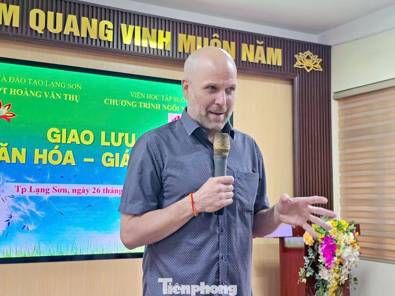 Tại “Ngôi nhà trí tuệ” Trường THPT Hoàng Văn Thụ (thành phố Lạng Sơn) và Trường THPT Chi Lăng (huyện Chi Lăng, Lạng Sơn), hàng nghìn học sinh, thầy cô đã có dịp giao lưu cùng vị khách mời đặc biệt - Phó Giáo sư Shannon Gramse đến từ Đại học Alaska Anchorage (Mỹ). Ông chia sẻ về mô hình xây dựng “Ngôi nhà trí tuệ”, chiến lược học tập và kinh nghiệm về cuộc sống, sinh hoạt để hoàn thiện bản thân, cộng đồng. Ảnh: Duy Chiến