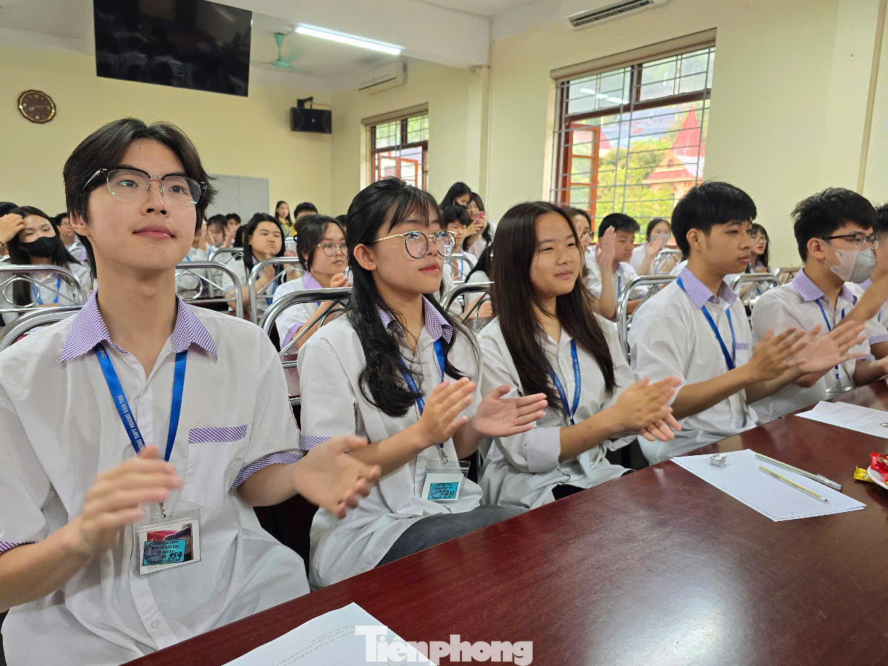 Học sinh rất ấn tượng, thích thú khi được các chuyên gia, đặc biệt là Phó giáo sư Shannon Gramse chia sẻ những kinh nghiệm về “Thách thức xây dựng kế hoạch học tập”. Ảnh: Duy Chiến.