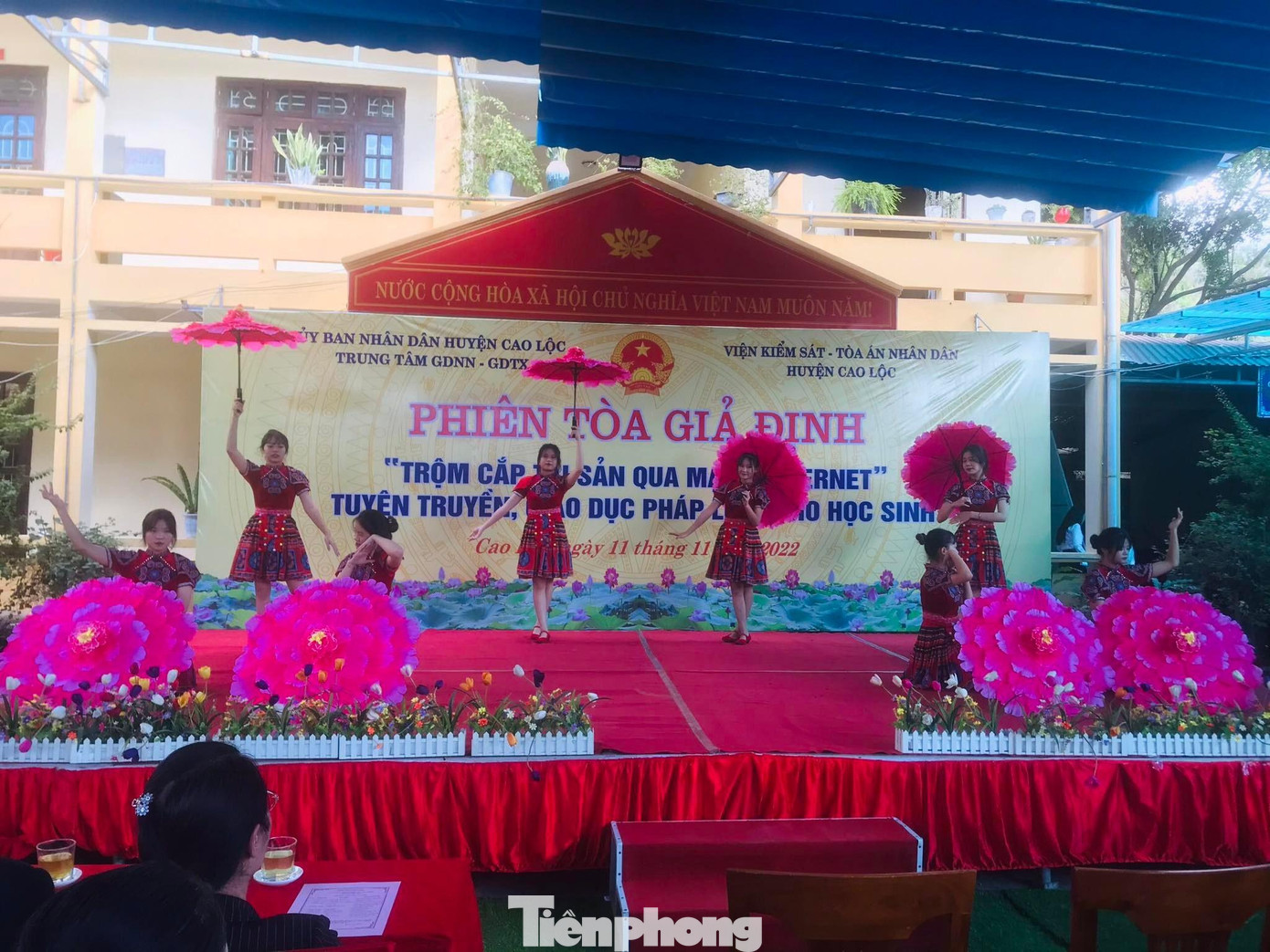 Văn nghệ với thông điệp "lấy cái tốt lấn át cái xấu" -Ảnh: Duy Chiến