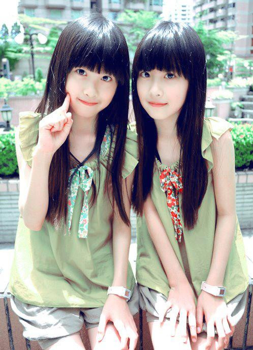 Hình ảnh hai thiên thần khi còn nhỏ.