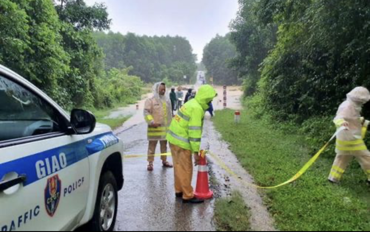 Lực lượng CSGT Công an huyện Đakrông lập chốt và cắm biển cảnh báo người dân không được qua lại khu vực bị ngập sâu rất nguy hiểm. Lực lượng CSGT Công an huyện Đakrông lập chốt và cắm biển cảnh báo người dân không được qua lại khu vực bị ngập sâu rất nguy hiểm.