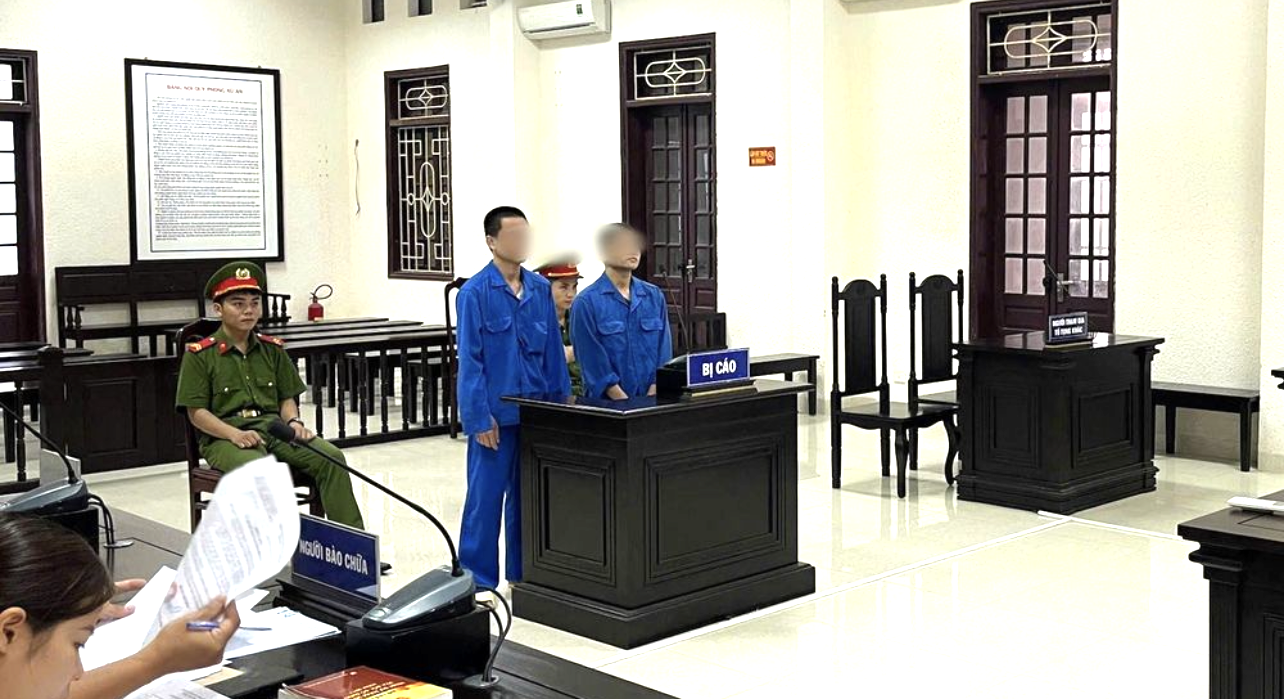 Hai bị cáo Hồ Dong Pan, Hồ Văn Ly tại phiên tòa. Ảnh: TAQT