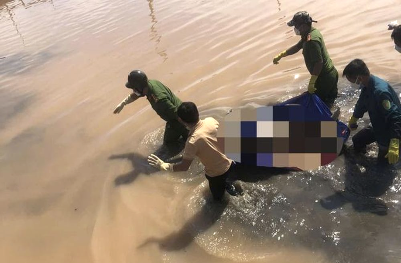Lực lượng chức năng trục vớt thi thể. Lực lượng chức năng trục vớt thi thể.