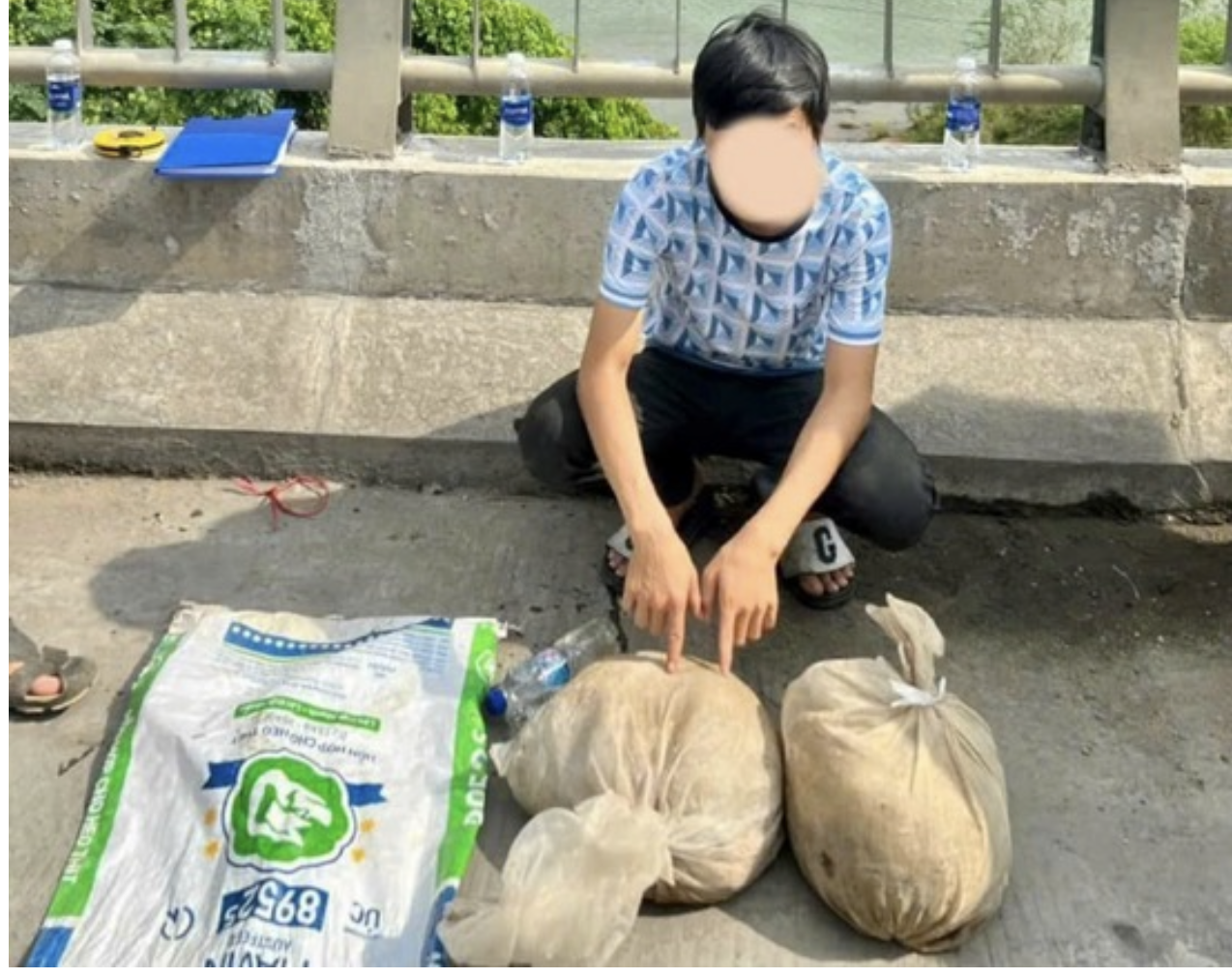 Đối tượng Hồ Đắc Thiệu bị bắt giữ cùng tang vật. Ảnh: CA Đối tượng Hồ Đắc Thiệu bị bắt giữ cùng tang vật. Ảnh: CA