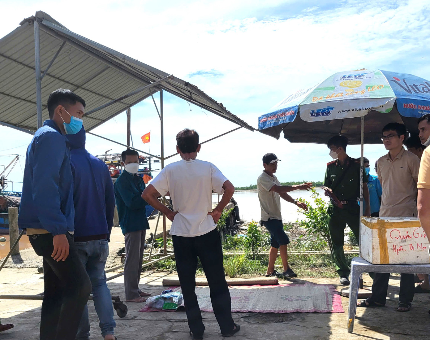 Lực lượng chức năng đưa nạn nhân lên bờ để làm rõ nguyên nhân tử vong và xác định nhân thân. Lực lượng chức năng đưa nạn nhân lên bờ để làm rõ nguyên nhân tử vong và xác định nhân thân.