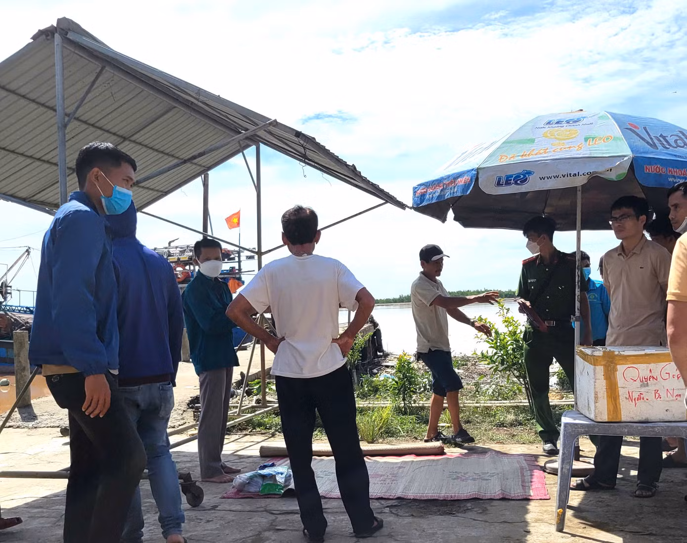 Lực lượng chức năng đưa nạn nhân lên bờ để làm rõ nguyên nhân tử vong và xác định nhân thân.