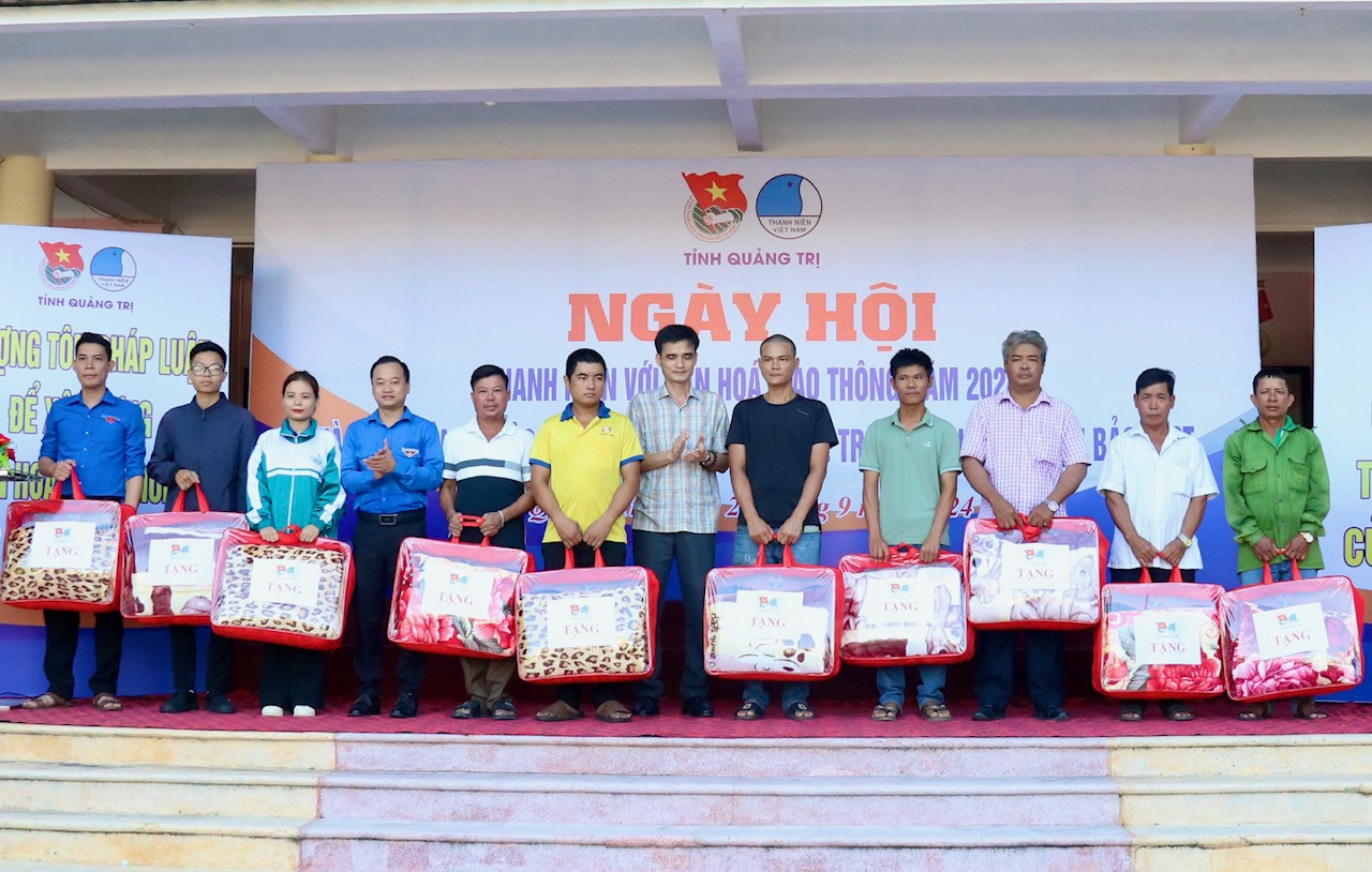 Ban tổ chức chương trình tặng mũ bảo hiểm cho các em học sinh bậc THPT trên địa bàn TP Đông Hà. Ban tổ chức chương trình tặng mũ bảo hiểm cho các em học sinh bậc THPT trên địa bàn TP Đông Hà.