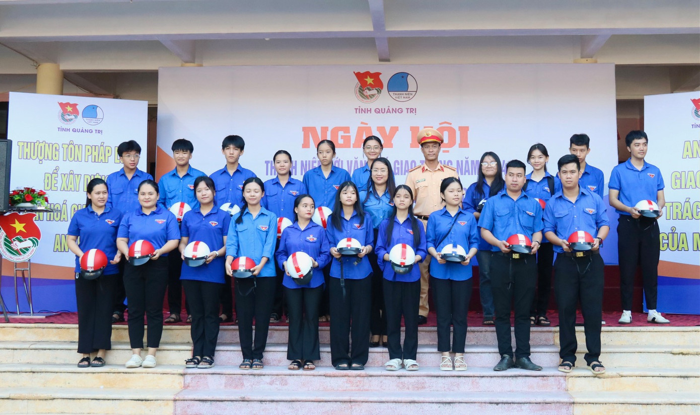 Ban tổ chức chương trình tặng mủ bảo hiểm cho các em học sinh bậc THPT trên địa bàn TP. Đông Hà. Ảnh: Nhơn Bốn Ban tổ chức chương trình tặng mủ bảo hiểm cho các em học sinh bậc THPT trên địa bàn TP. Đông Hà. Ảnh: Nhơn Bốn