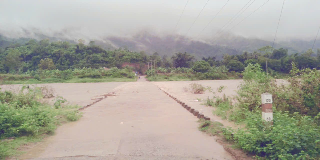 Trong ngày 18/9, huyện miền núi Đakrông, tỉnh Quảng Trị có mưa to với lượng mưa phổ biến 90-120mm làm ngập các tràn Tà Rụt - A Ngo, tràn 15Đ từ 0,3-0,5m. Trong ngày 18/9, huyện miền núi Đakrông, tỉnh Quảng Trị có mưa to với lượng mưa phổ biến 90-120mm làm ngập các tràn Tà Rụt - A Ngo, tràn 15Đ từ 0,3-0,5m.