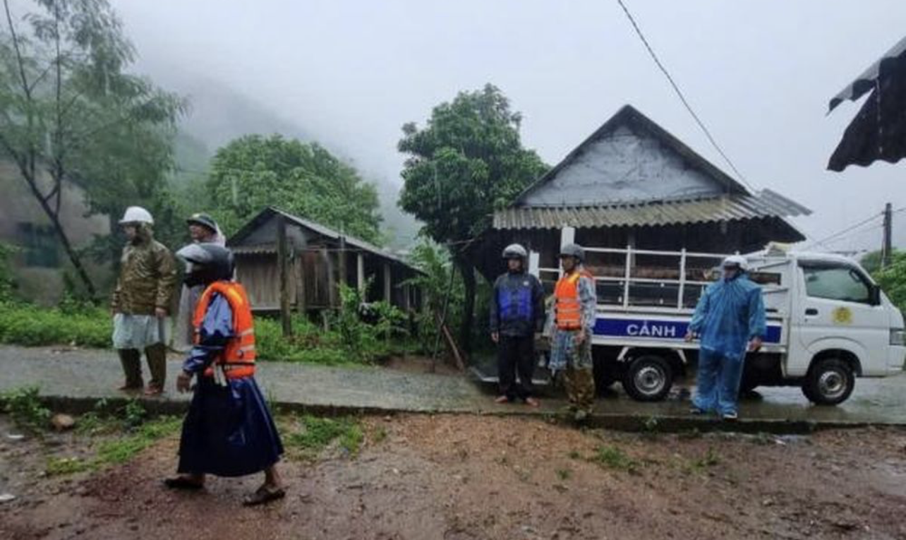 Công an xã Húc và Hướng Lập giúp bà con di dời đồ đạc, tài sản đến nơi an toàn. Công an xã Húc và Hướng Lập giúp bà con di dời đồ đạc, tài sản đến nơi an toàn.