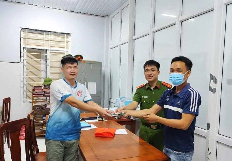 Anh Trương Hoài (người đeo khẩu trang) trả lại số tiền 44 triệu đồng cho người đánh rơi. Ảnh: CA Anh Trương Hoài (người đeo khẩu trang) trả lại số tiền 44 triệu đồng cho người đánh rơi. Ảnh: CA