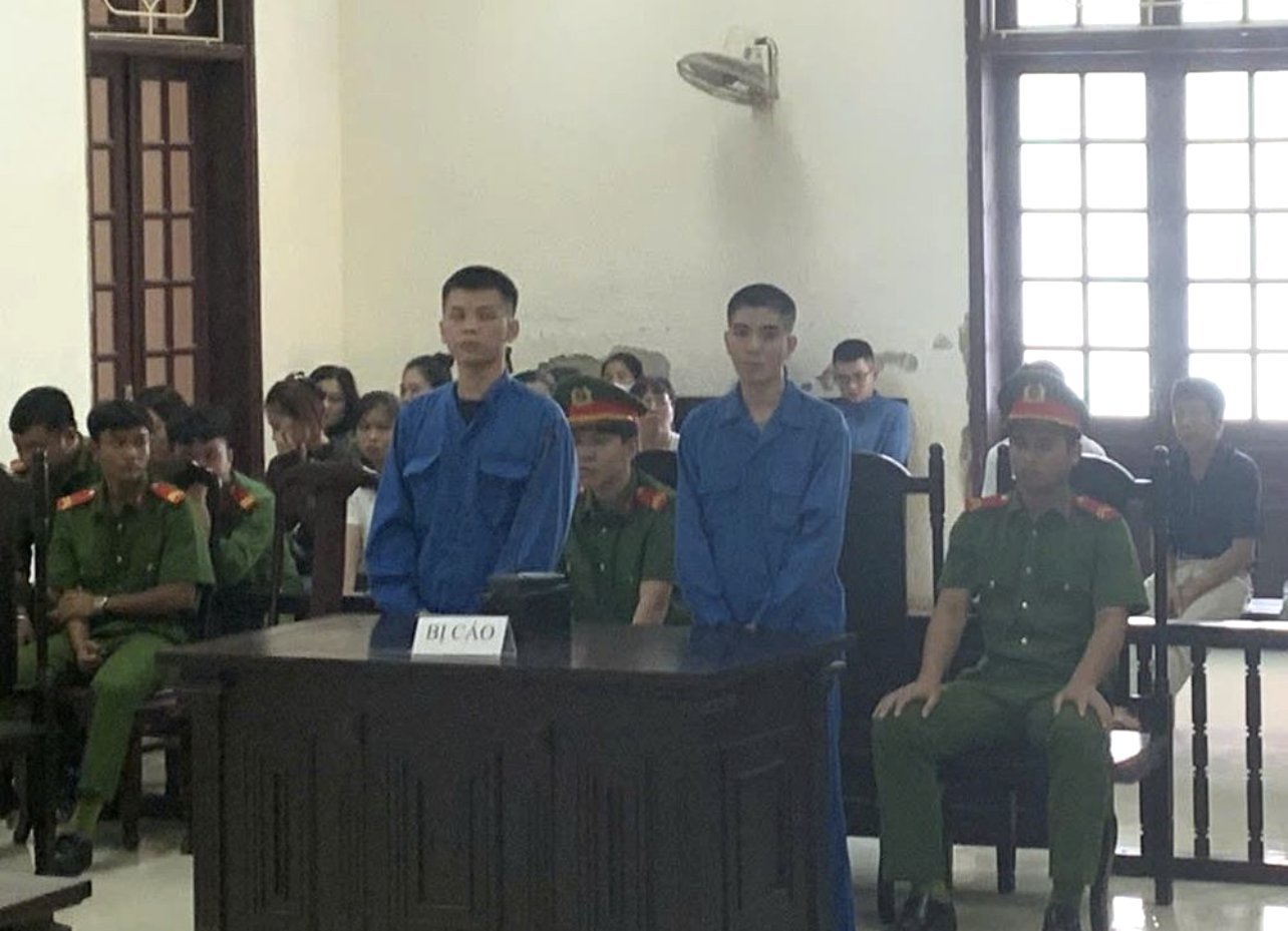 Hai bị cáo Trần Hoàng Giang, Trần Anh Tú tại phiên tòa sáng 29/9. Ảnh: TAQT Hai bị cáo Trần Hoàng Giang, Trần Anh Tú tại phiên tòa sáng 29/9. Ảnh: TAQT