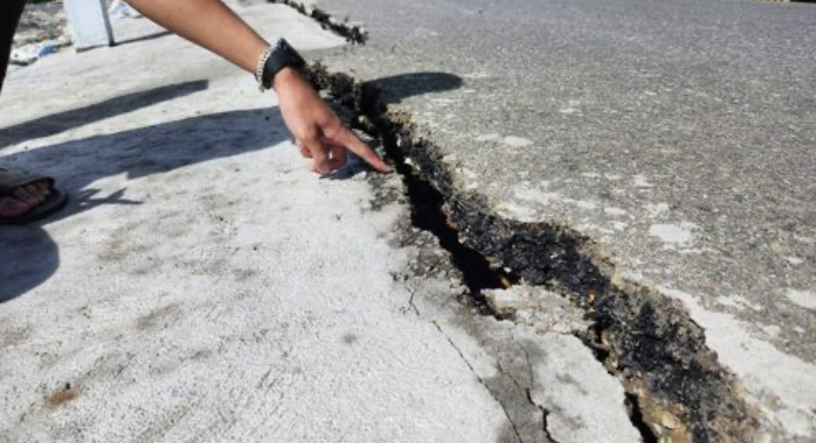 Bờ kè vừa mới bàn giao chưa đầy 1 tháng đã nứt nẻ, sụt lún trước bão số 4.