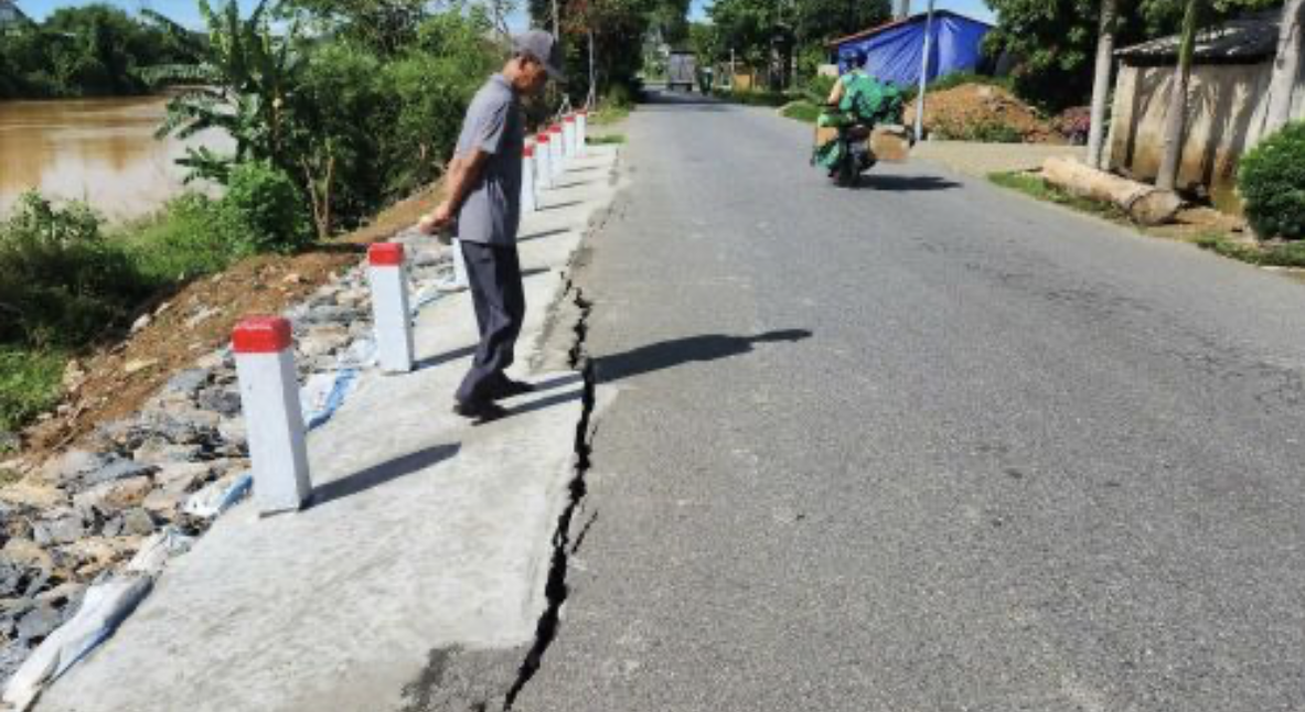 Người dân lo lắng khi bờ kè vừa hoàn thành, bàn giao đã xuất hiện rạn nứt, sụt lún.