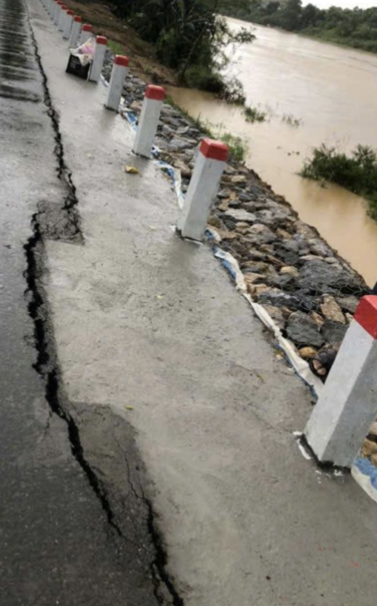 Xuất hiện vết nứt dài khoảng 60m ở bờ sông Hiếu đoạn qua thôn Mộc Đức, xã Cam Hiếu, huyện Cam Lộ, tỉnh Quảng Trị.