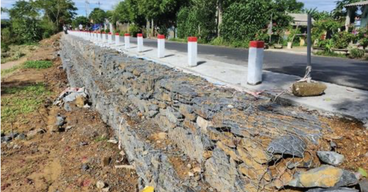 Bờ kè vừa được hoàn thành với các rọ đá ở bên ngoài, phía bên trong là con đường dân sinh phục vụ đi lại cho người dân hàng ngày.